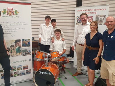 Gruppenbild mit gesponsertem Yamaha Drumset