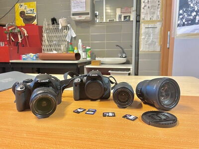 Fotoausrüstung präsentiert auf einem Holztisch