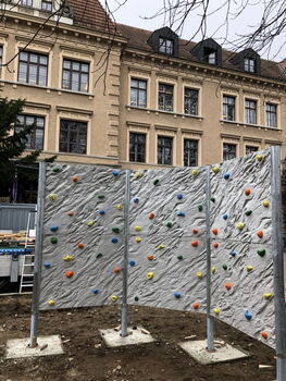 Kletterwand im Pausenhof
