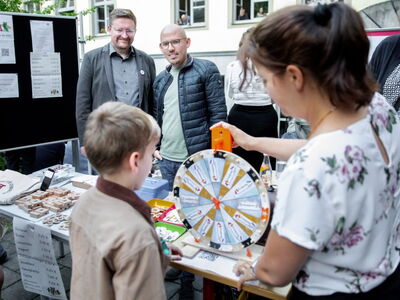 Besucher am Stand des Verein der Freunde des AAG Regensburg e.V.
