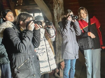 Schüler testen die Kameraausrüstung