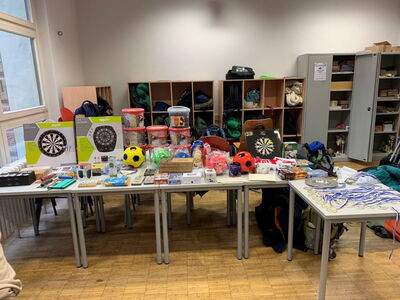 Auf einem Tisch aufgebaute Preise des Weihnachtsschachturniers